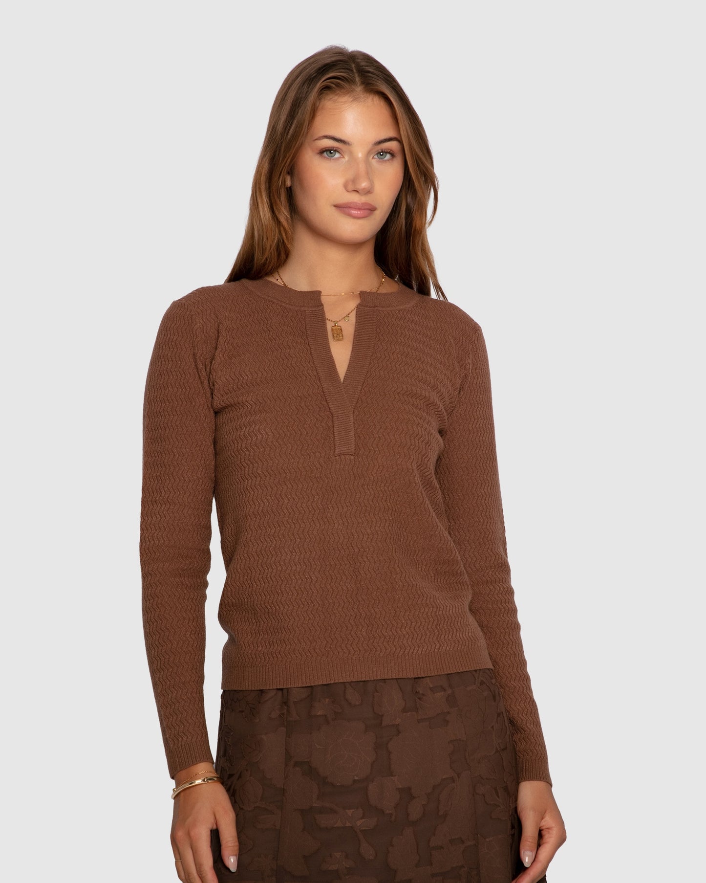 Women's textured knit top with slim fit and long sleeves in chocolate
